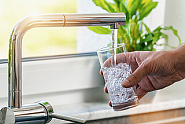 Trinkwasser aus dem Hahn Trinkwasser aus dem Hahn
